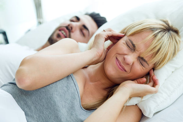 Come far smettere di russare una persona? 5 consigli utili