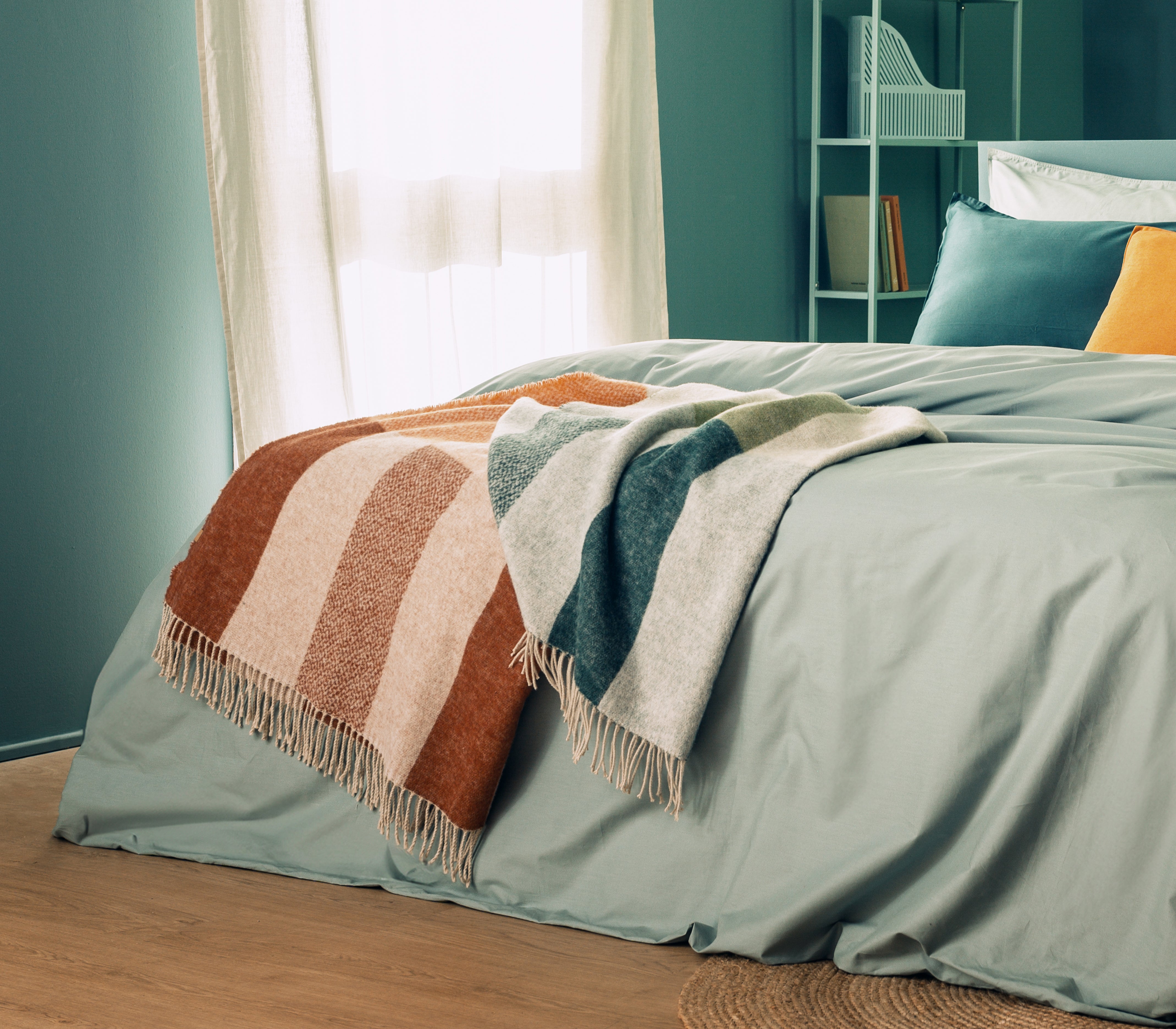 Zona notte accogliente: testiere imbottite, plaid decorativi e accessori morbidi per il letto